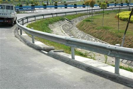 高速公路防护栏